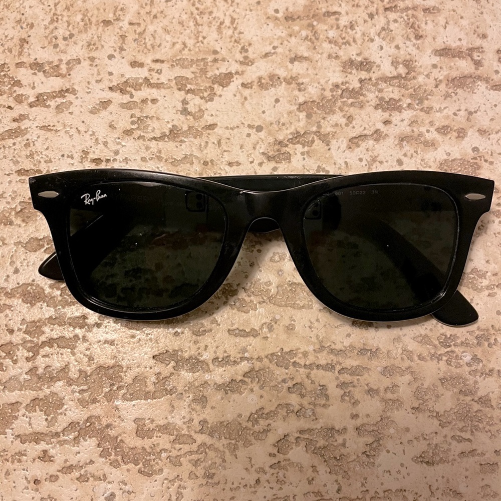Ray-Ban Classic Black Wayfarer Unisex Sunglasses